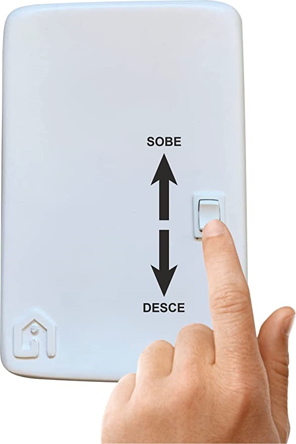 Varal de teto motorizado com controle remoto sendo operado em uma lavanderia moderna.