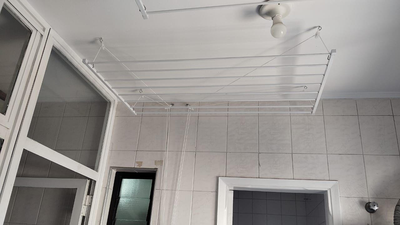 Sistema de roldanas do varal em teto de laje