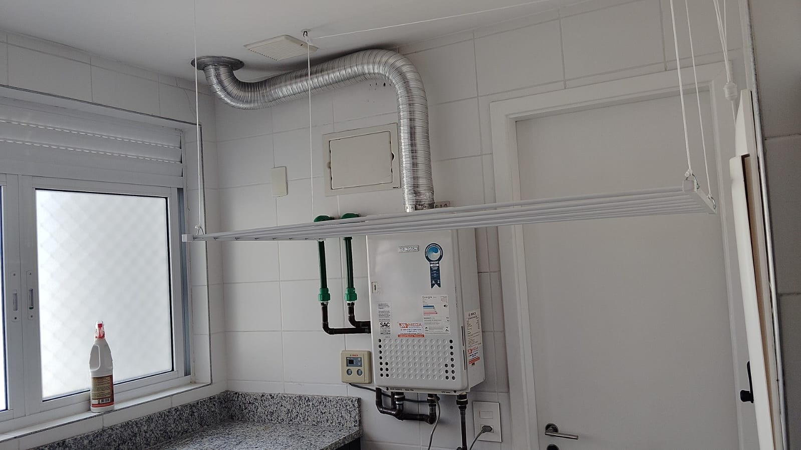 Instalação de manivela para varal na parede