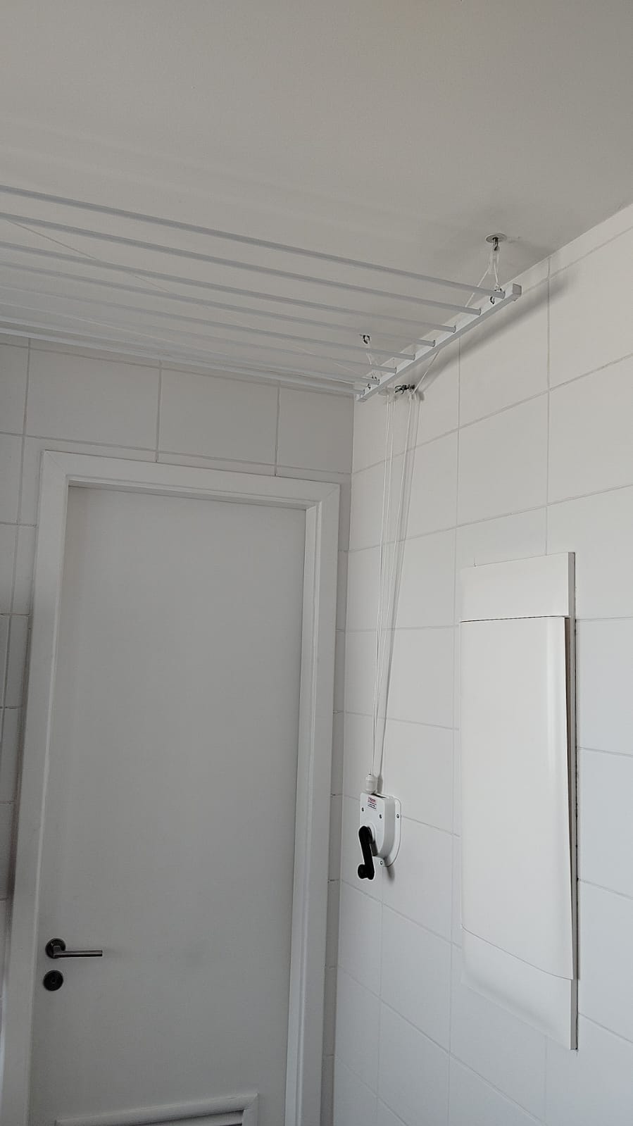 Varal de teto suspenso com manivela