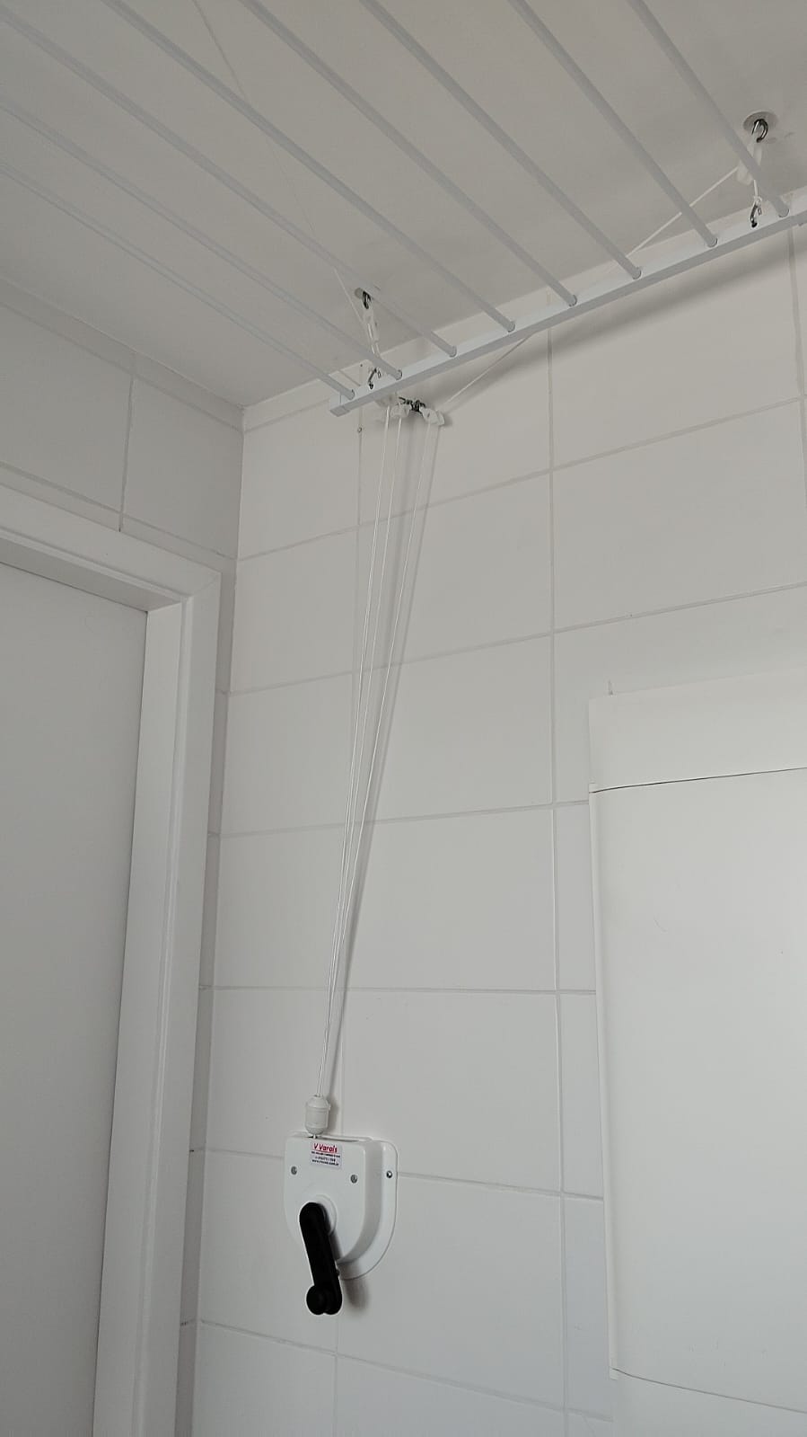 Varal com manivela em lavanderia moderna