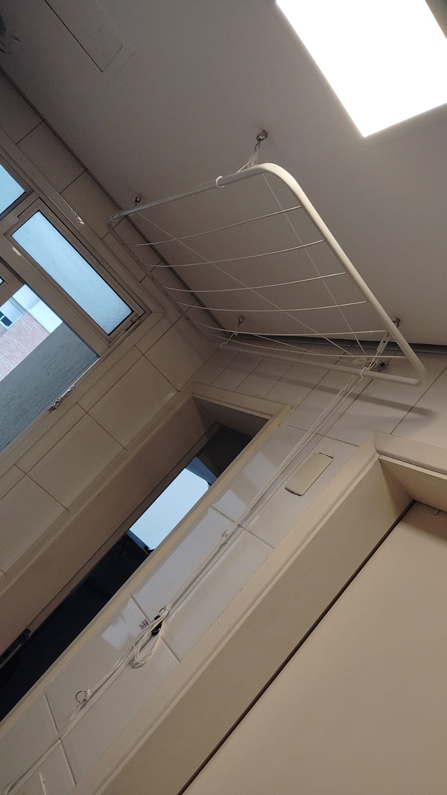 Varal tradicional em apartamento com teto de gesso