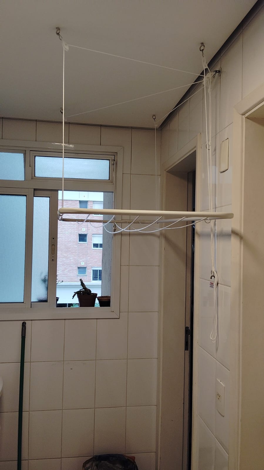 Acabamento da instalação de varal em teto de gesso